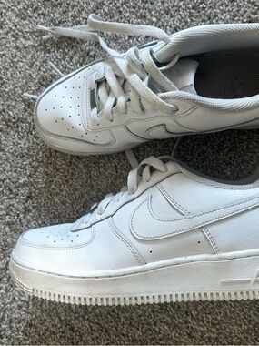 Nike White Low-Top Air Force Ones Sneker
